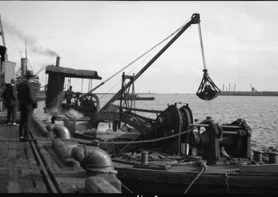 NORTH MOLE BARGE	(1930’s?)